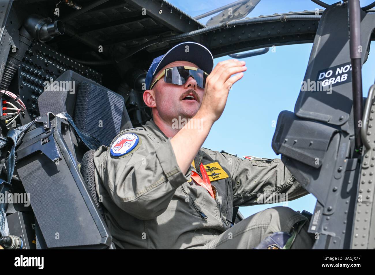 L'ufficiale dell'Australian Airforce ha visto ispezionare Apache AH-64 Combat Helicopter durante un evento stampa all'Avalon Airfield. Foto Stock
