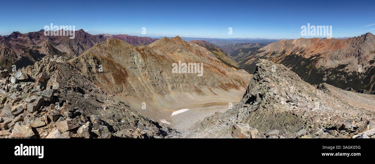 La lunga cresta che va dal Keefe Peak (13.532') all'Hunter Peak (13.506') è accentuata sotto dai colori autunnali lungo il Conundrum Creek. Foto Stock