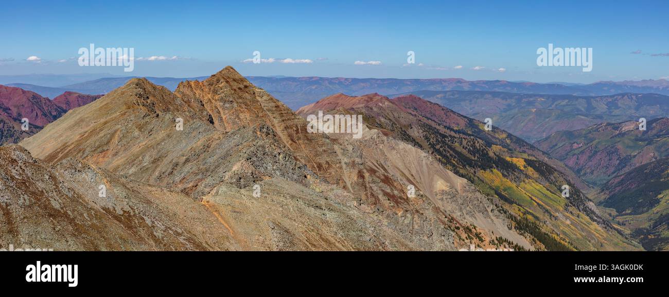 Hunter Peak (13.506') da Keefe Peak (13.532') nella Elk Range del Colorado. Lungo Conundrum Creek i colori autunnali sono vivaci in questo giorno autunnale. Foto Stock