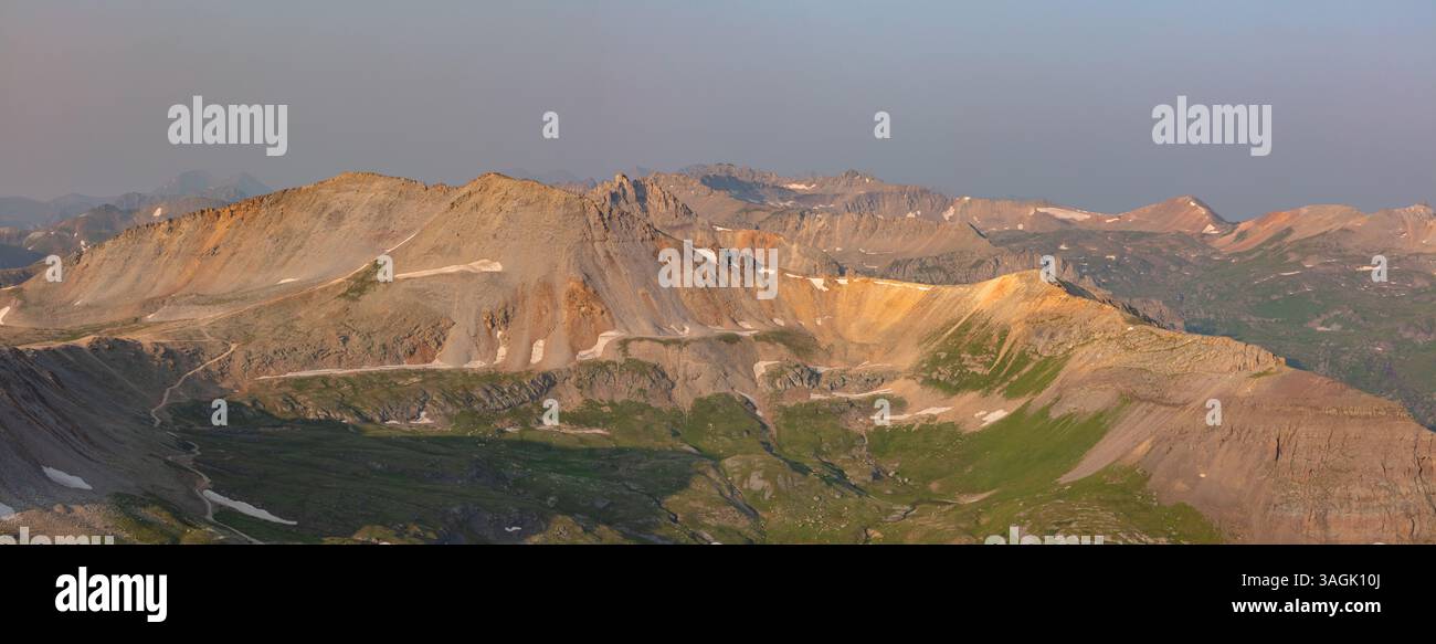 Colorado 13er T10 (13.484') sorge sopra il Black Bear Pass nella catena montuosa di San Juan vicino a Silverton, Telluride e Ouray, Colorado. Foto Stock