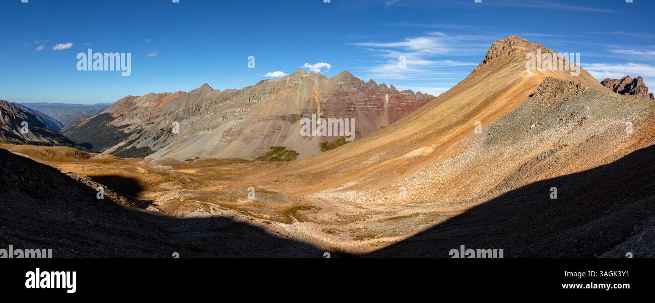 Dalla cima del Conundrum Basin, la vetta più alta della catena degli alci con la sua frastagliata cresta meridionale, Castle Peak è circondato da molte montagne colorate. Foto Stock