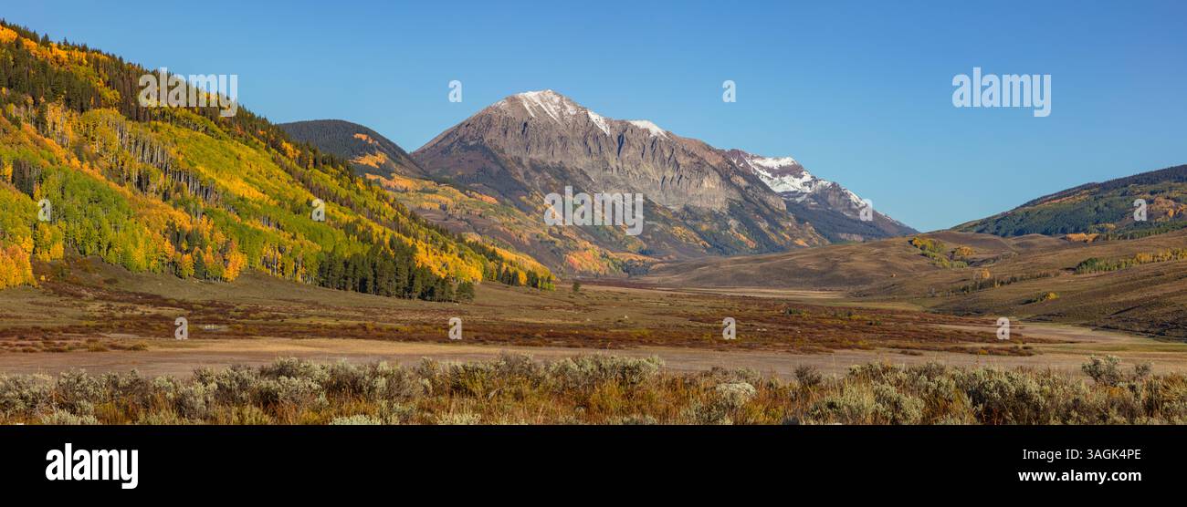 Montagna gotica (631 m) ricoperta da una spolverata di neve e dipinta con colori autunnali. Situato nell'Elk Range, fuori Crested Butte, Colorado. Foto Stock