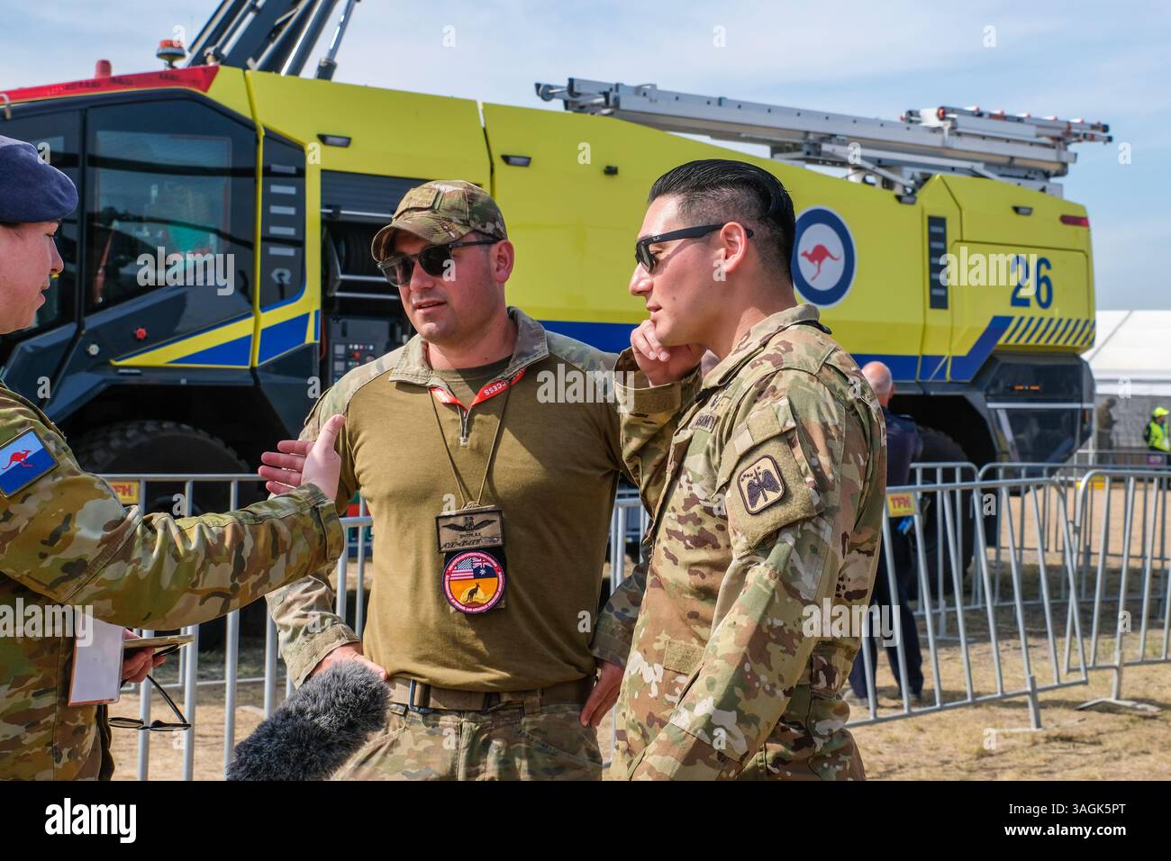 Avalon, Australia. 28 marzo 2025. Il capitano dell'esercito australiano Alex Paranthoiene (L) e il capitano dell'esercito statunitense Gregory Laboe (R) visti durante un evento stampa presentando Captan Paranthoiene come primo pilota australiano Apache AH-64. (Foto di Alexander Bogatyrev/SOPA Images/Sipa USA) credito: SIPA USA/Alamy Live News Foto Stock