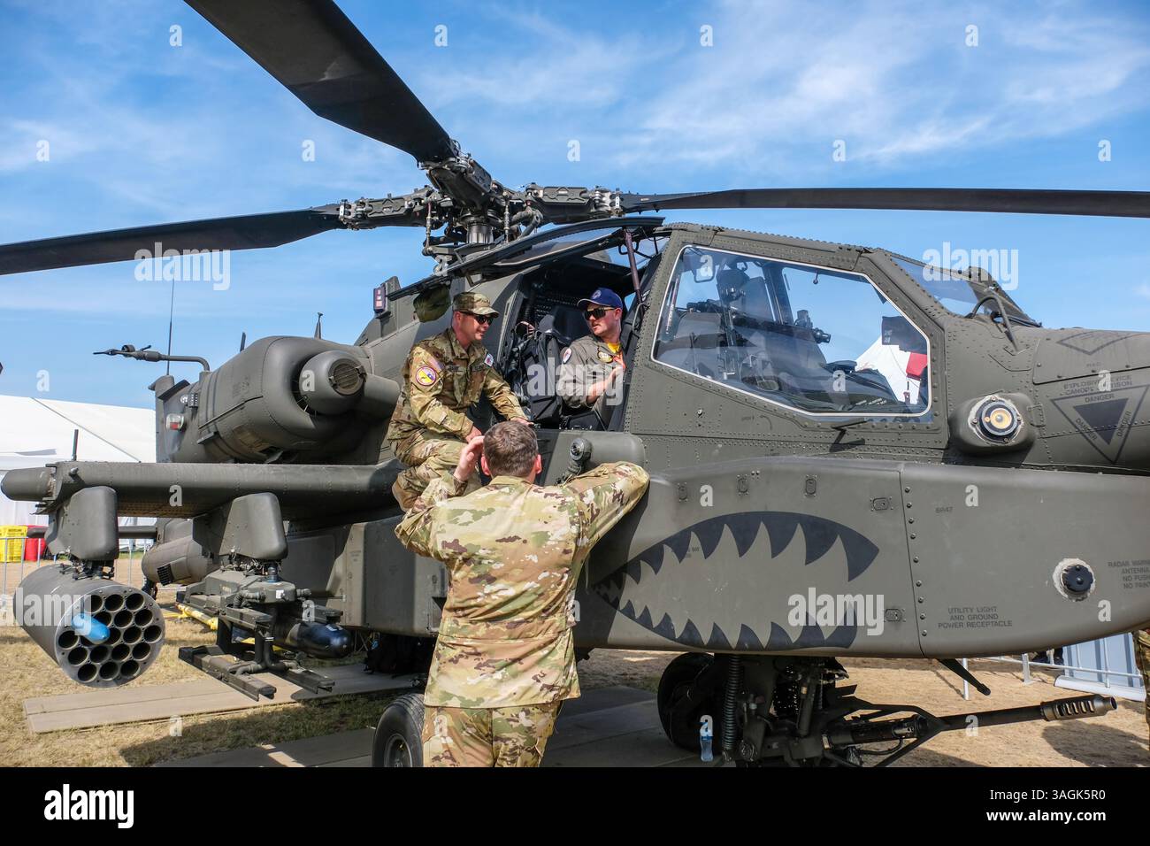Avalon, Australia. 28 marzo 2025. Il Chief Warrant Officer 2 Brad Jaillet (L) mostra l'interno di Apache AH-64 a un pilota australiano durante un evento stampa presso l'Avalon Airfield. (Foto di Alexander Bogatyrev/SOPA Images/Sipa USA) credito: SIPA USA/Alamy Live News Foto Stock