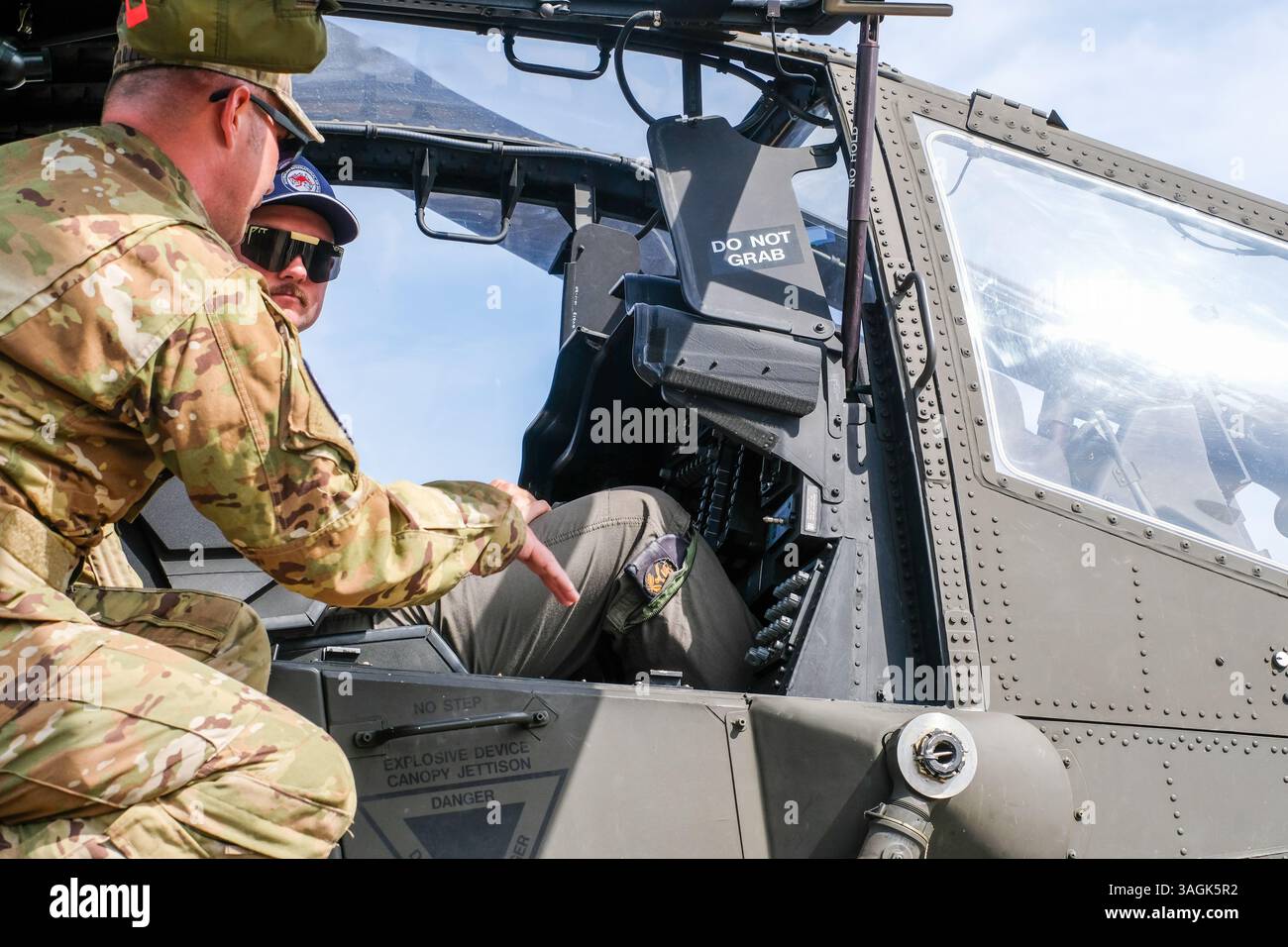 Avalon, Australia. 28 marzo 2025. Il Chief Warrant Officer 2 Brad Jaillet (L) mostra l'interno di Apache AH-64 a un pilota australiano durante un evento stampa presso l'Avalon Airfield. (Foto di Alexander Bogatyrev/SOPA Images/Sipa USA) credito: SIPA USA/Alamy Live News Foto Stock