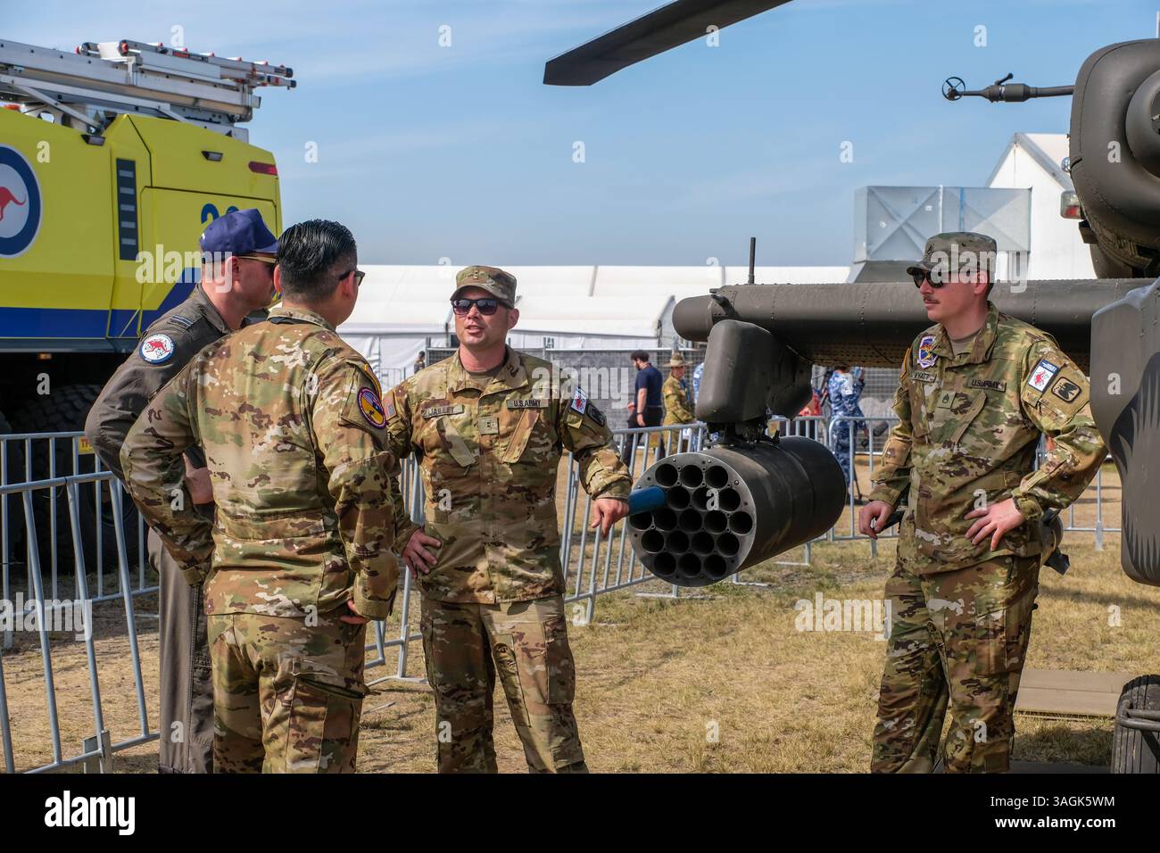 Avalon, Australia. 28 marzo 2025. Piloti australiani e dell'esercito americano visti accanto all'elicottero da combattimento Apache AH-64 durante un evento stampa all'aeroporto di Avalon. (Foto di Alexander Bogatyrev/SOPA Images/Sipa USA) credito: SIPA USA/Alamy Live News Foto Stock