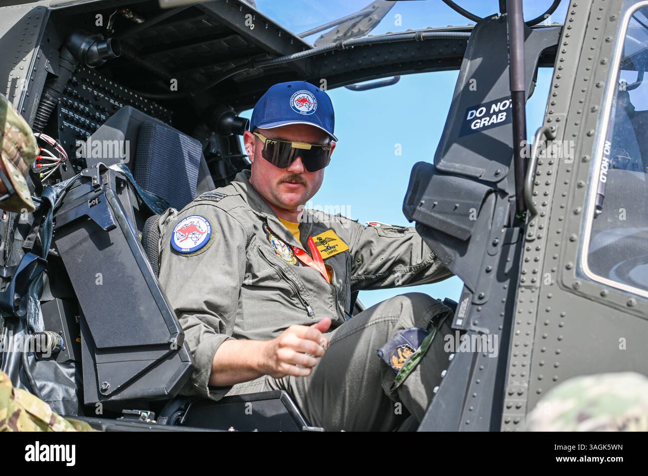 Avalon, Australia. 28 marzo 2025. L'ufficiale dell'Australian Airforce ha visto ispezionare Apache AH-64 Combat Helicopter durante un evento stampa all'Avalon Airfield. (Foto di Alexander Bogatyrev/SOPA Images/Sipa USA) credito: SIPA USA/Alamy Live News Foto Stock