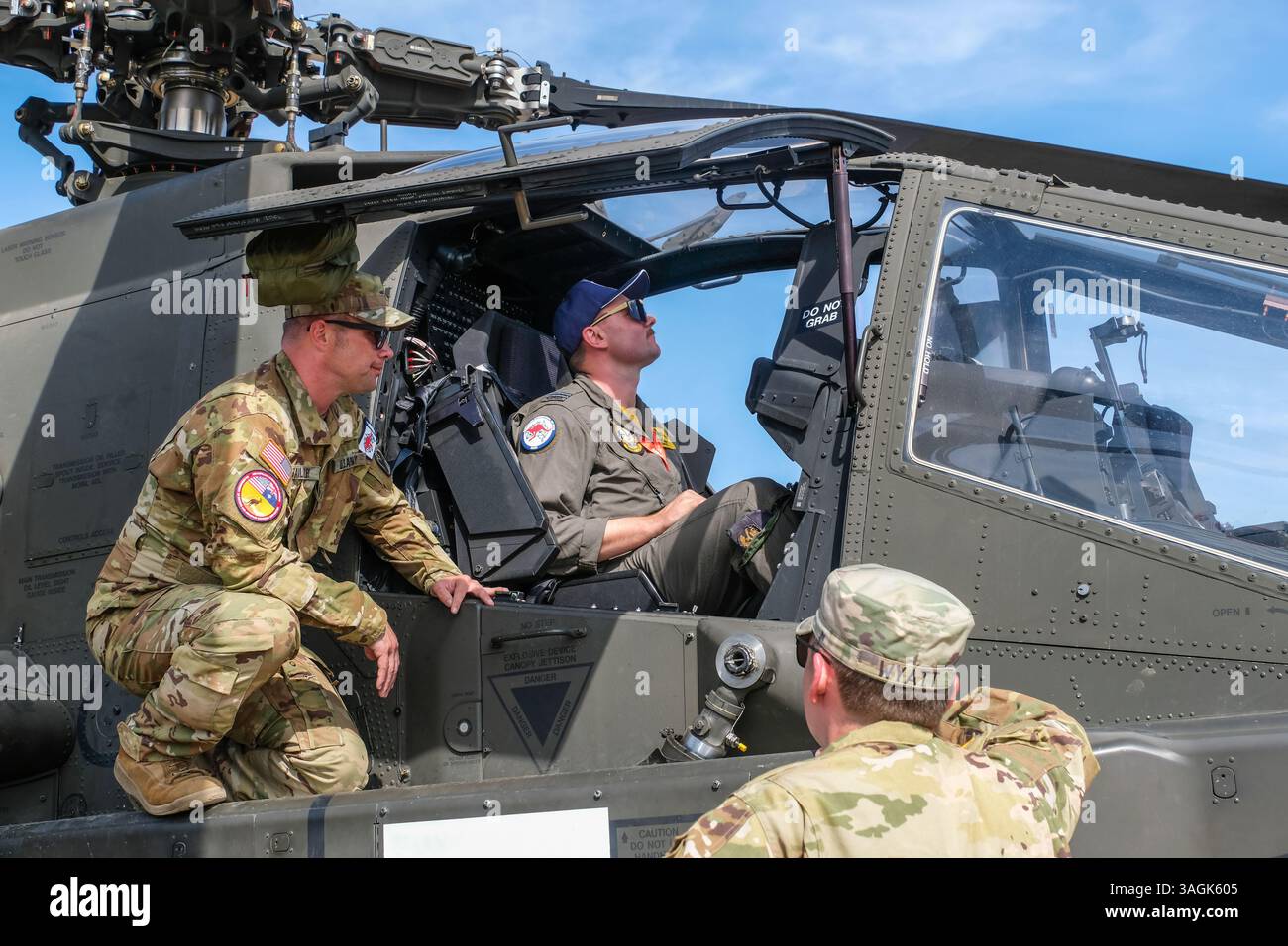 Avalon, Australia. 28 marzo 2025. Il Chief Warrant Officer 2 Brad Jaillet (L) mostra l'interno di Apache AH-64 a un pilota australiano durante un evento stampa presso l'Avalon Airfield. (Foto di Alexander Bogatyrev/SOPA Images/Sipa USA) credito: SIPA USA/Alamy Live News Foto Stock