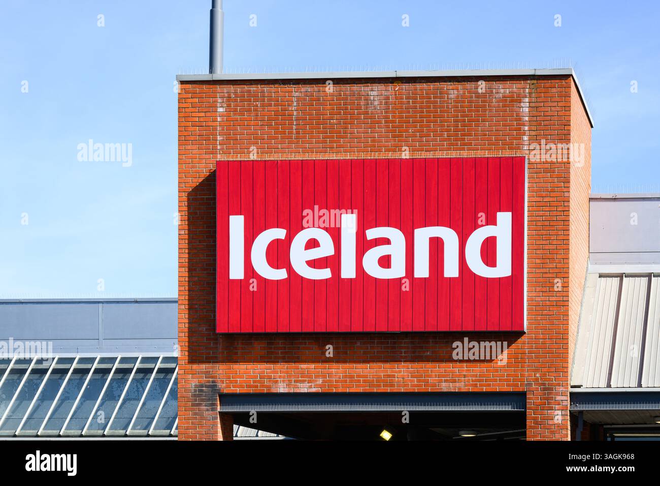 Aberystwyth, Galles, Regno Unito - 26 marzo 2025; insegna rossa e bianca sulle attività di Iceland Foods sulla parete in mattoni rossi Foto Stock