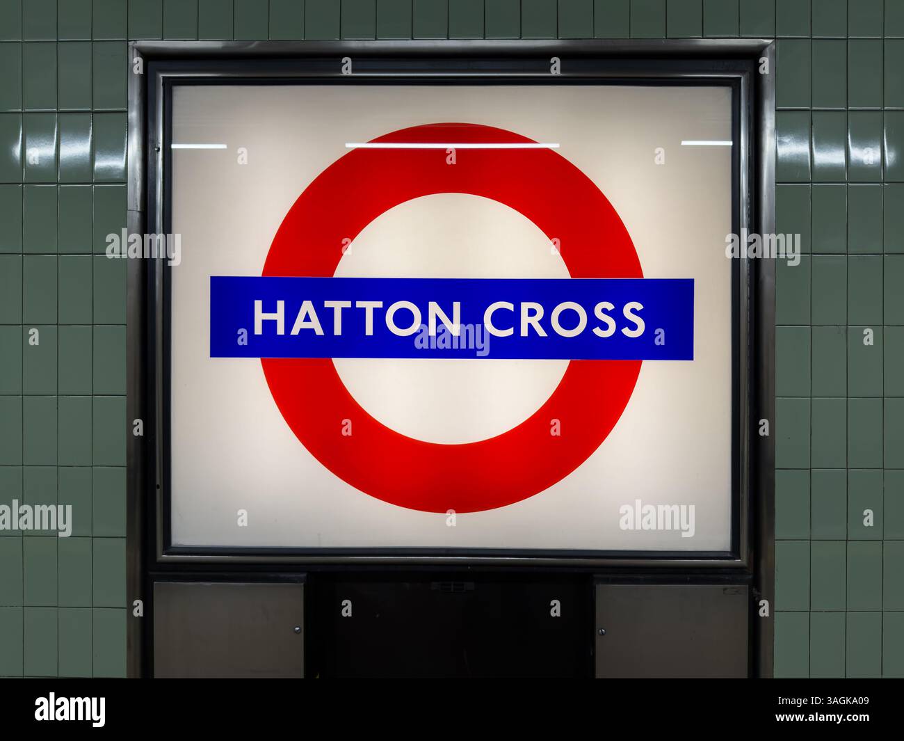 Hounslow, Regno Unito - 1° aprile 2025; cartello illuminato della stazione della metropolitana di Londra a Hatton Cross con roundel Foto Stock