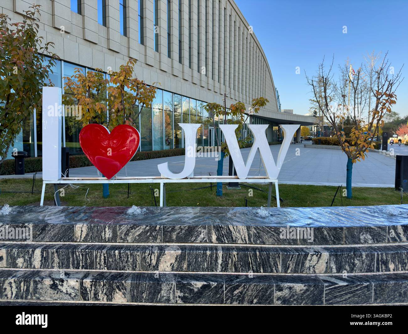 Yinchuan, Cina - 2 novembre 2023: Insegna dell'hotel JW Marriott. Il JW Marriott è un hotel di lusso di proprietà di Marriott International. Foto Stock