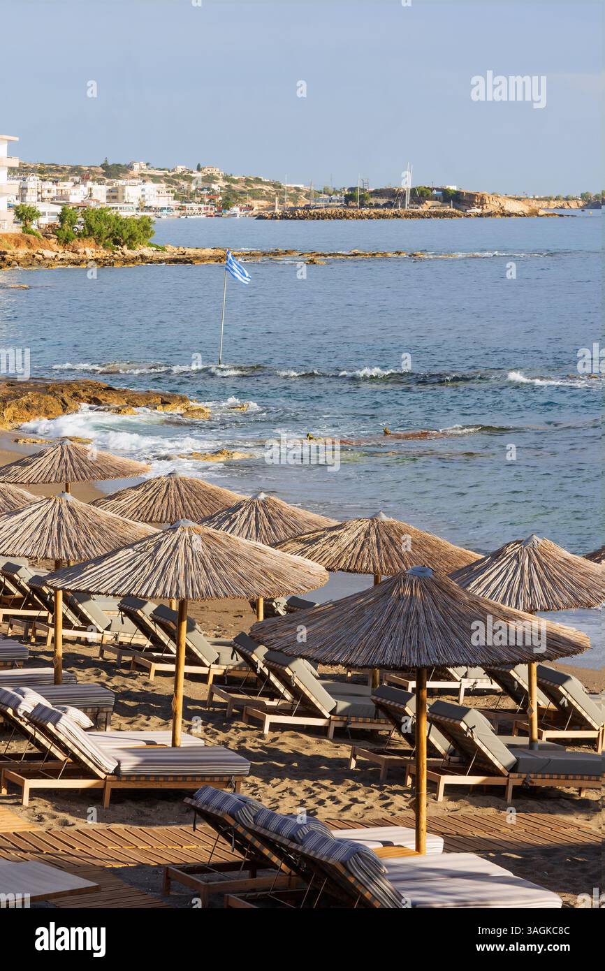 Ombrelloni sulla spiaggia di Chersonissos Creta Foto Stock