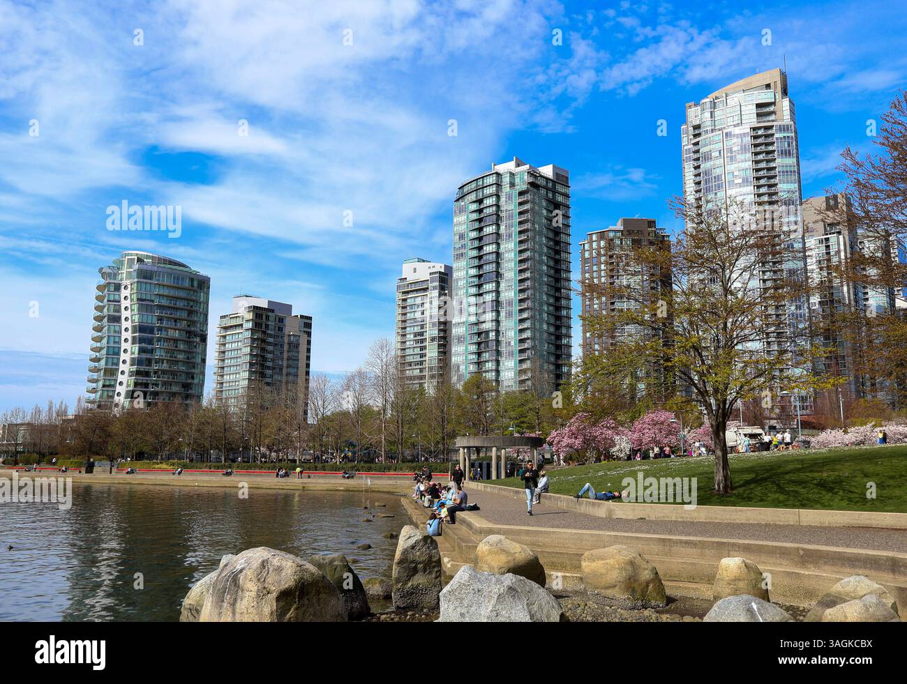 Il Seawall si snoda lungo il David Lam Park e False Creek a Yaletown, Vancouver, British Columbia. Foto Stock
