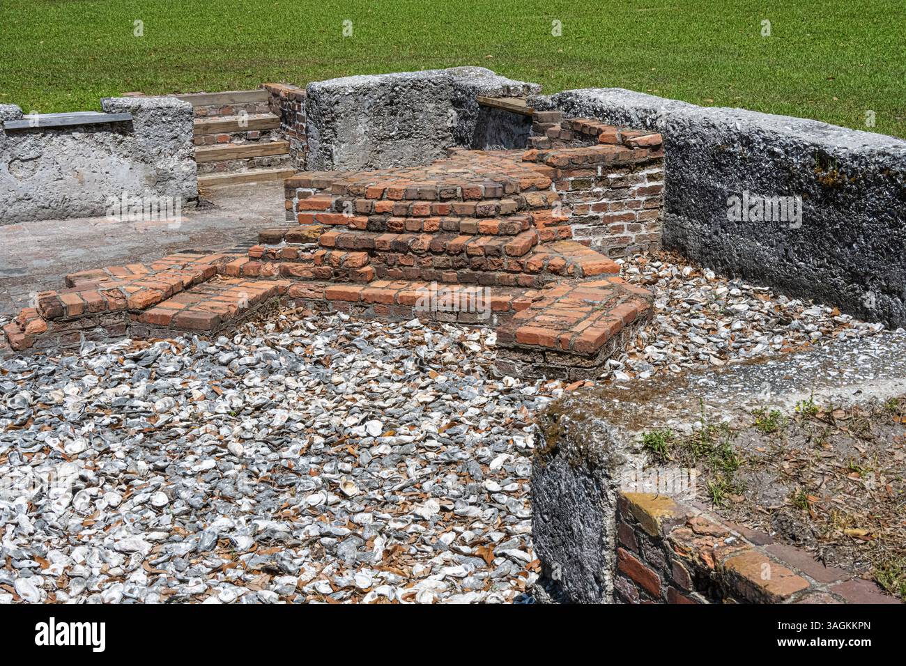 Rovine della casa a tre piani del produttore di candele John Calwell, costruita tra la fine degli anni '1730 e l'inizio degli anni '1740, a Frederica, sull'isola di St. Simons. (USA) Foto Stock