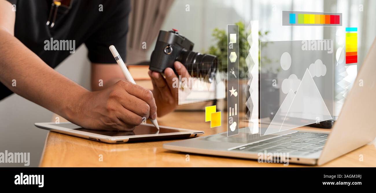 Libero professionista retoucher l uomo lavora sul notebook convertibile computer con software di editing fotografico utilizzando lo stilo. Fotografo designer o artista digitale immagine Foto Stock