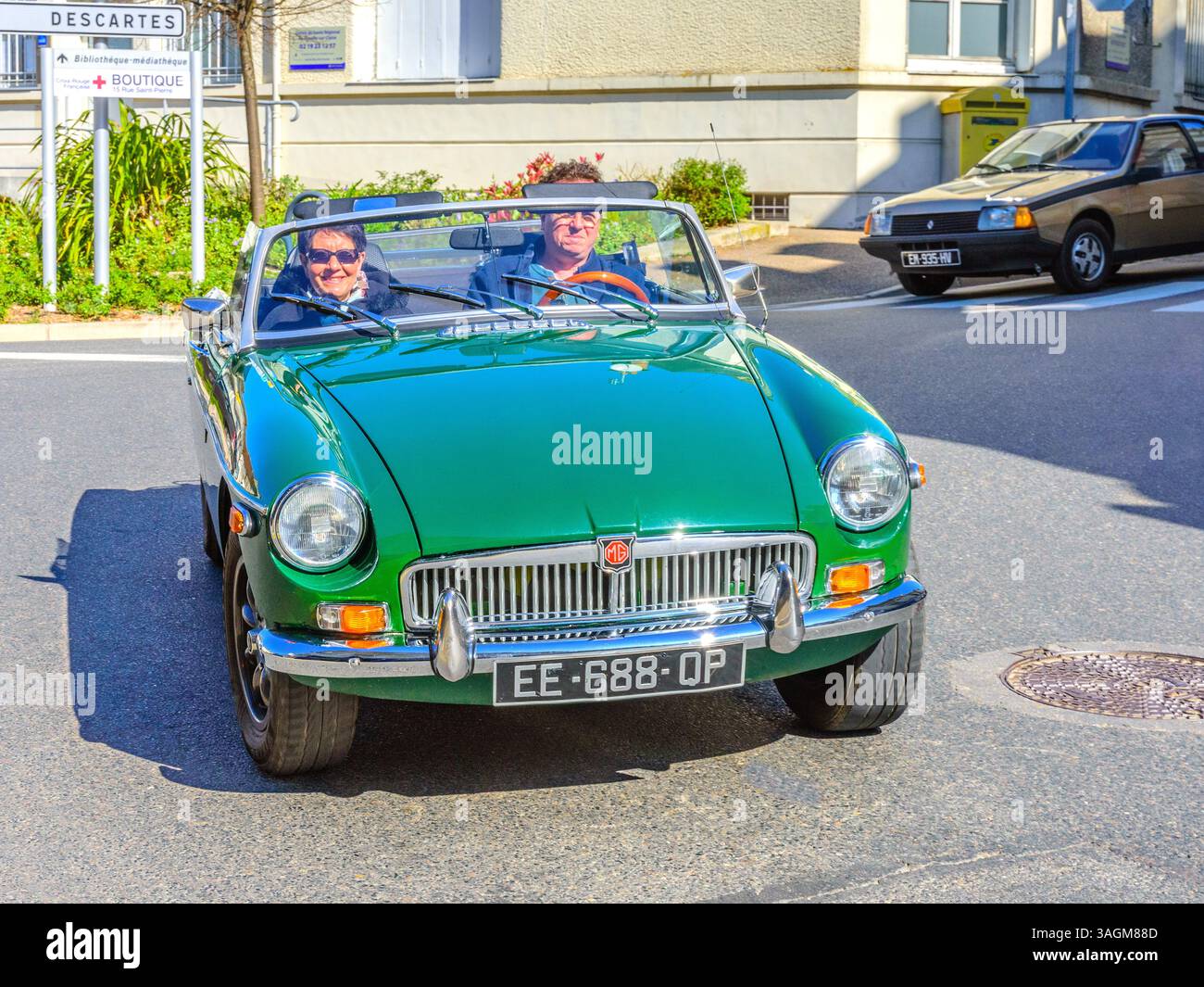 Auto sportiva convertibile britannica MGB su rally di auto d'epoca - Preuilly-sur-Claise, Indre-et-Loire (37), Francia. Foto Stock