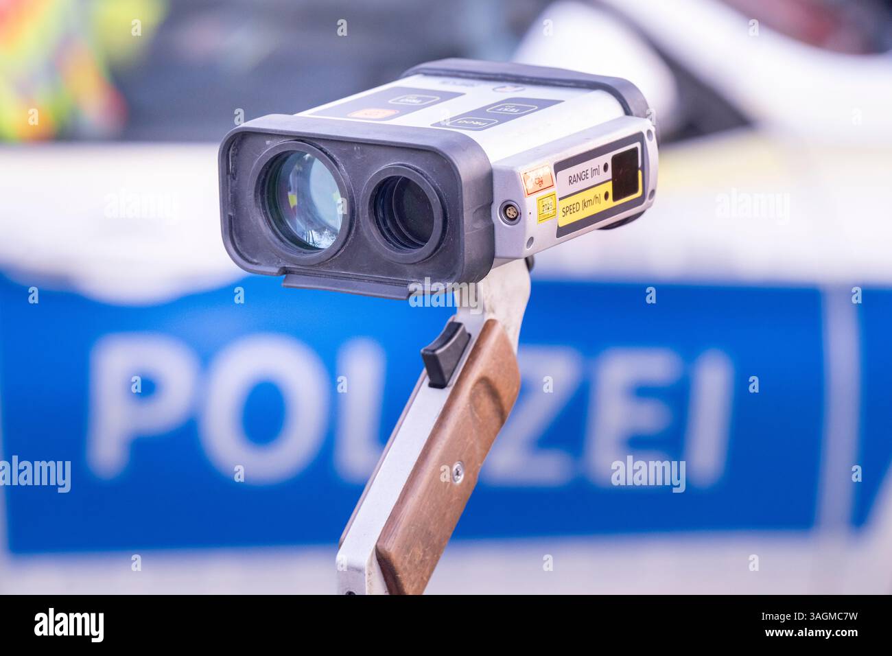 Monaco, Germania. 09 aprile 2025. Un tachimetro si trova di fronte a un'auto della polizia nelle prime ore del mattino durante la maratona degli autovelox in Baviera. A partire dalle 6,00 la polizia controllerà la velocità del traffico a circa 1.500 posti di blocco in tutta la Baviera per 24 ore. Crediti: Peter Kneffel/dpa/Alamy Live News Foto Stock