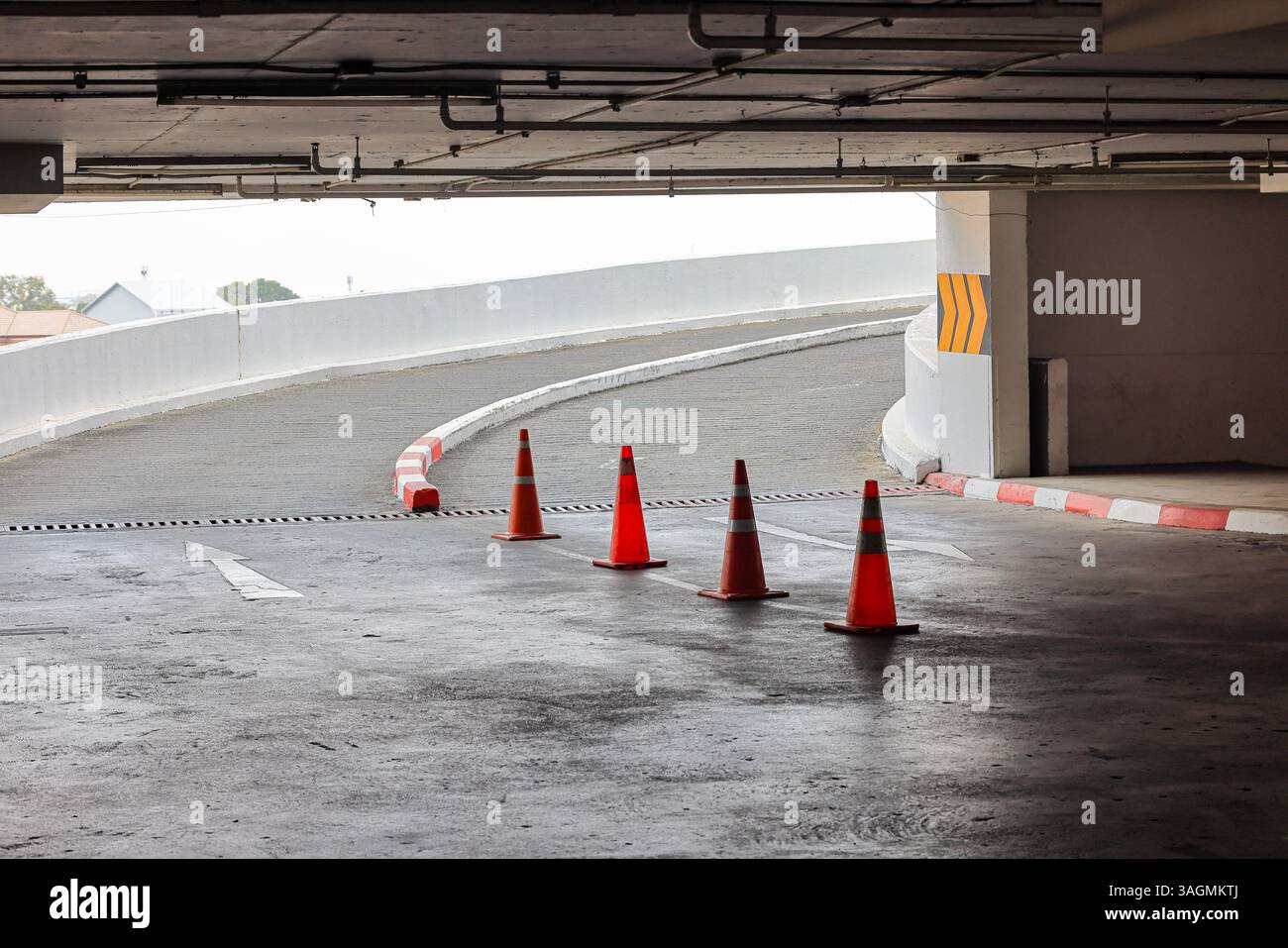Parcheggio o terrazza con rampa curva di nuovo edificio. Foto Stock