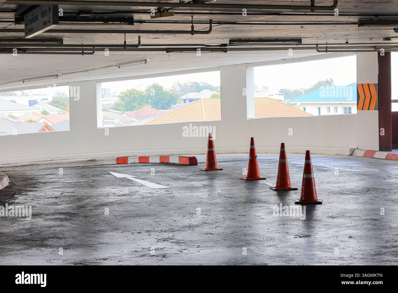 Parcheggio o terrazza con rampa curva di nuovo edificio. Foto Stock