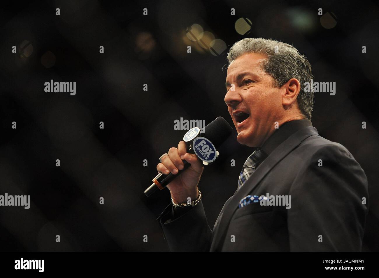 21 luglio 2012 - Calgary, Alberta, Canada - BRUCE BUFFER introduce la lotta tra FRANCISCO RIVERA (Blue trunks) e ROLAND DELORME (black trunks) a UFC 149 allo Scotiabank Saddledome il 21 luglio 2012 a Calgary, Alberta, Canada. FRANCISCO RIVERA vinto da KO (immagine di credito: © Derek Leung/ZUMAPRESS.com) Foto Stock