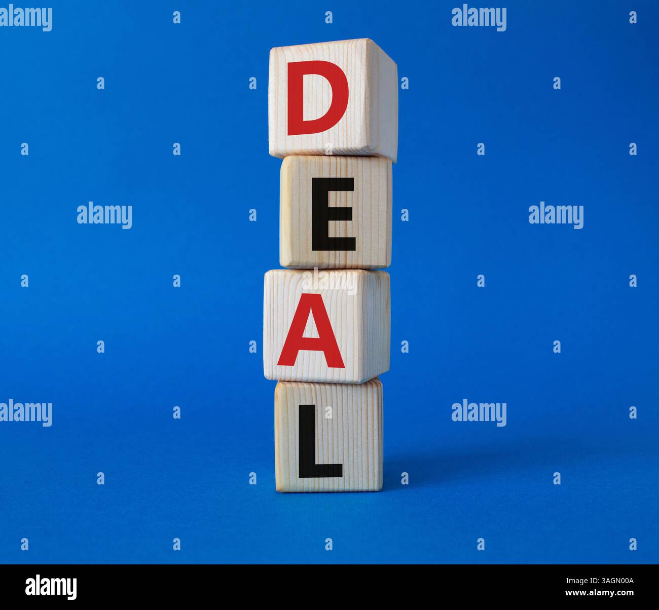 Simbolo dell'accordo. Concept Word deal su cubi di legno. Bellissimo sfondo blu. Concetto di affari e affari. Copia spazio. Foto Stock