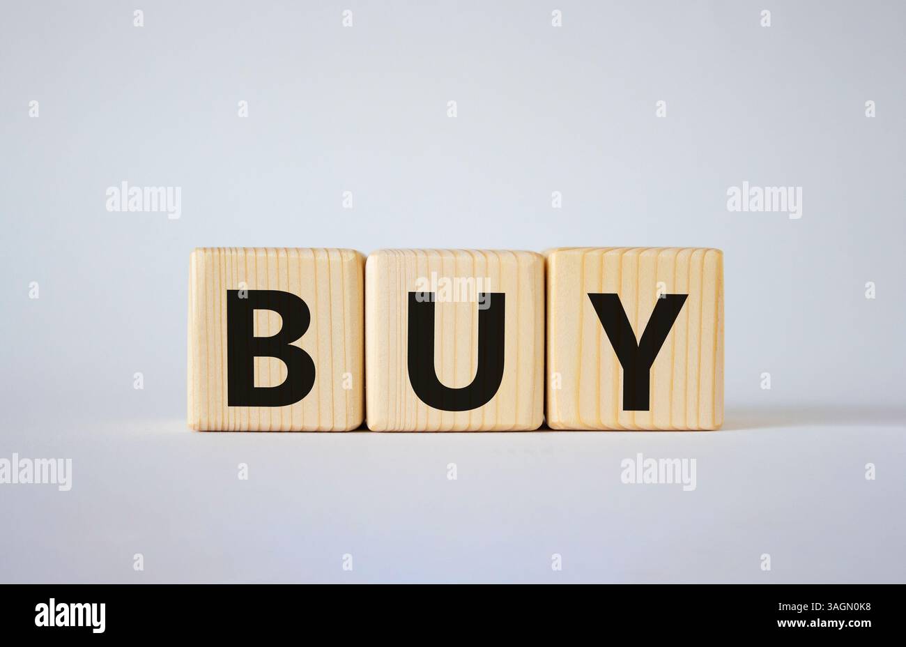 ACQUISTA Symbol. Concept Word BUY su blocchi di legno. Splendido sfondo bianco. Concetto di business e ACQUISTO. Copia spazio Foto Stock