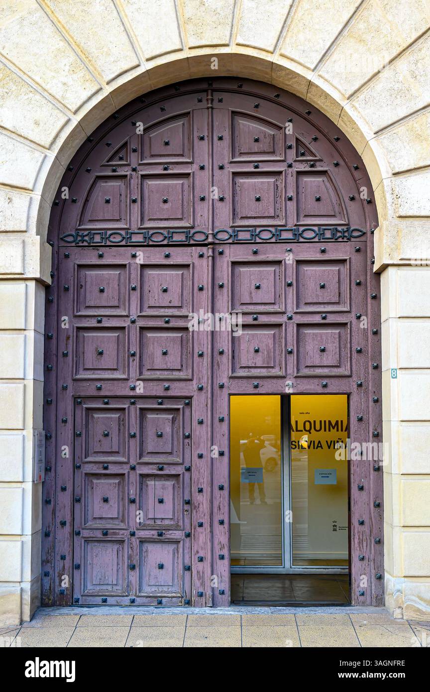 Antica porta d'ingresso sulla facciata di un edificio storico. Foto Stock