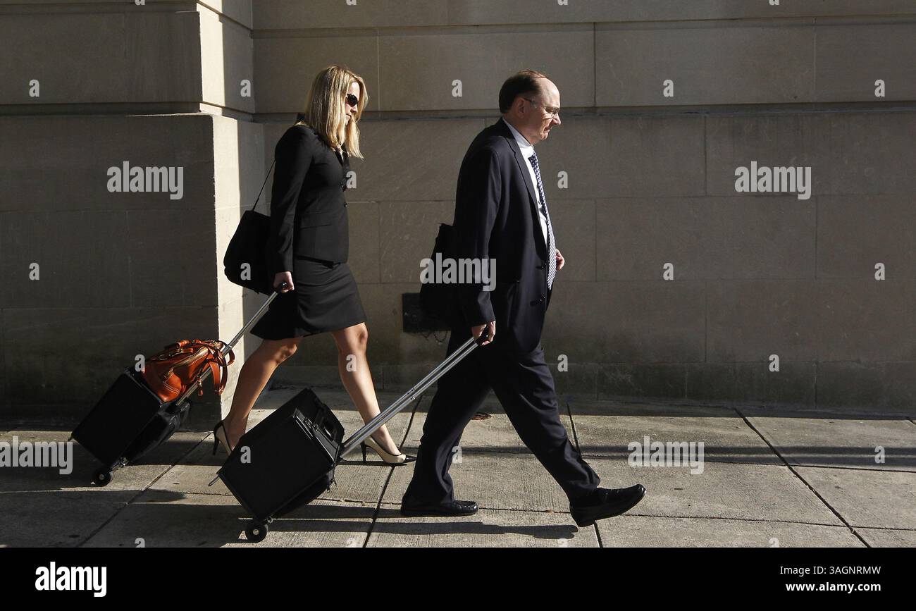 17 settembre 2012 - Wilmington, North Carolina, USA - il procuratore federale John Bruce lascia il tribunale federale di Wilmington, Carolina del Nord, lunedì 17 settembre 2012 dopo il primo giorno di un'udienza riguardante Jeffrey MacDonald, un ex ufficiale e medico dell'esercito di Fort Bragg, condannato nel 1979 per aver ucciso sua moglie e due giovani figlie nel 1970. L'udienza potrebbe determinare se MacDonald potesse ricevere un nuovo processo, decenni dopo essere stato condannato per aver ucciso la sua famiglia. (Immagine di credito: © Chuck Liddy/MCT/ZUMAPRESS.com) Foto Stock