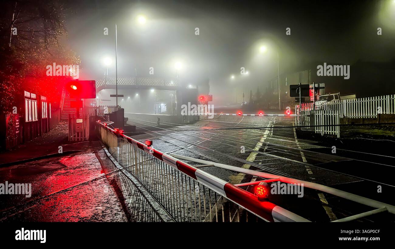 Passaggio a livello di Huncoat in una nebbiosa serata invernale - Immagine stock catturata con smartphone