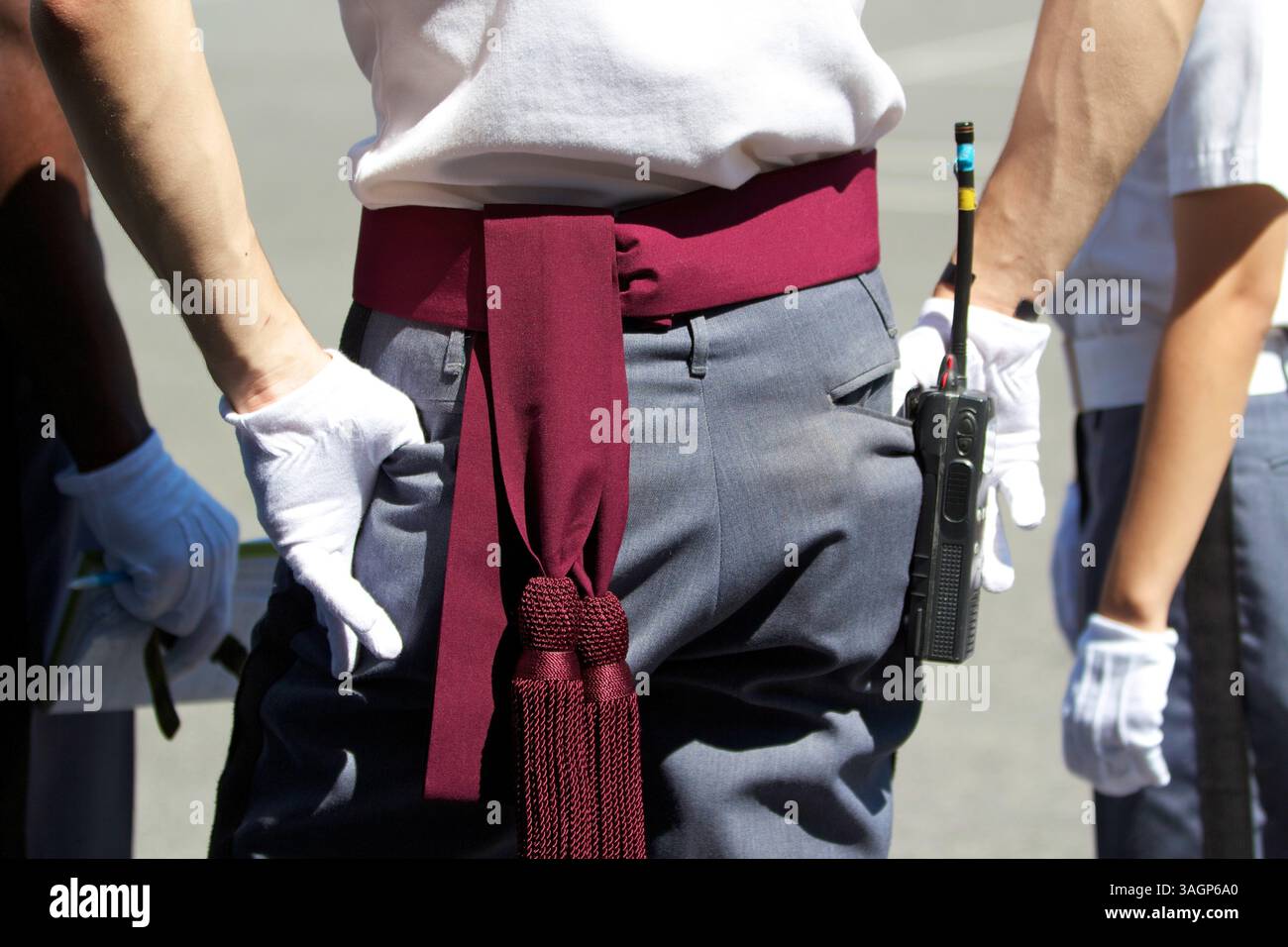 2 luglio 2012 - West Point, New York, Stati Uniti - in R-Day, il primo giorno del Cadet Basic Training per i nuovi arrivi a West Point, questo "cadetto nella fascia rossa" attende che il prossimo gruppo di cadetti arrivi per l'addestramento. Il loro primo giorno a quel punto, i cadetti ottengono uniformi (e tagli di ronzio, per gli uomini), ricevono rifornimenti, memorizzano cosa dire quando salgono sulla linea per riferire al "cadetto nella fascia rossa", studiano il manuale CBT e imparano a salutare, marciare e seguire altri comandi di base. Alla fine di una lunga e impegnativa giornata, i nuovi cadetti prestano giuramento. Quest'anno in occasione dell'R-Day, West Poin Foto Stock