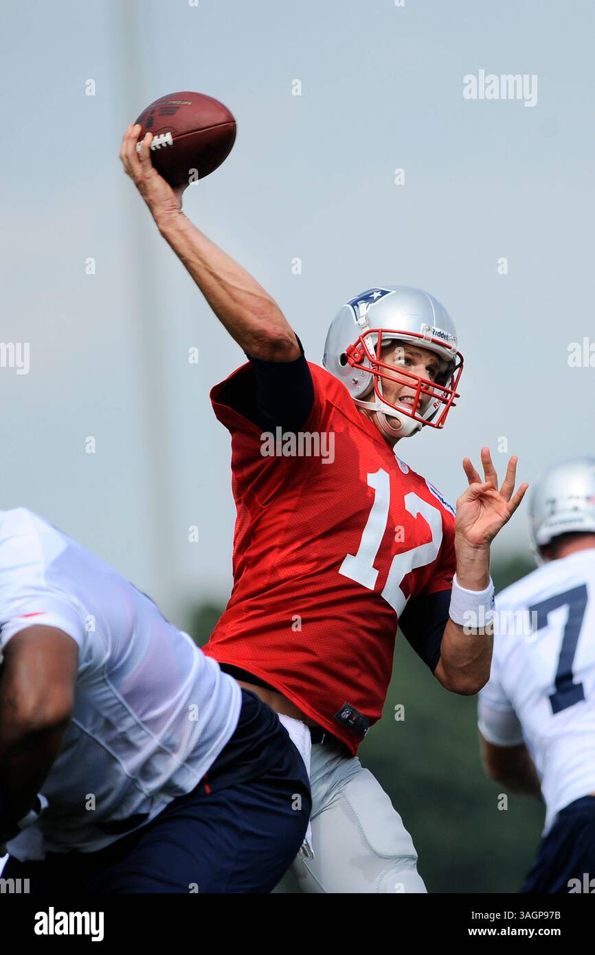26 luglio 2012Il quarterback dei New England Patriots Tom Brady #12 al giorno di apertura del training camp dei New England Patriots tenutosi al Gillette Stadium di Foxborough, Massachusetts. Eric Canha/CSM(immagine di credito: © Eric Canha/Cal Sport Media/ZUMAPRESS.com) Foto Stock