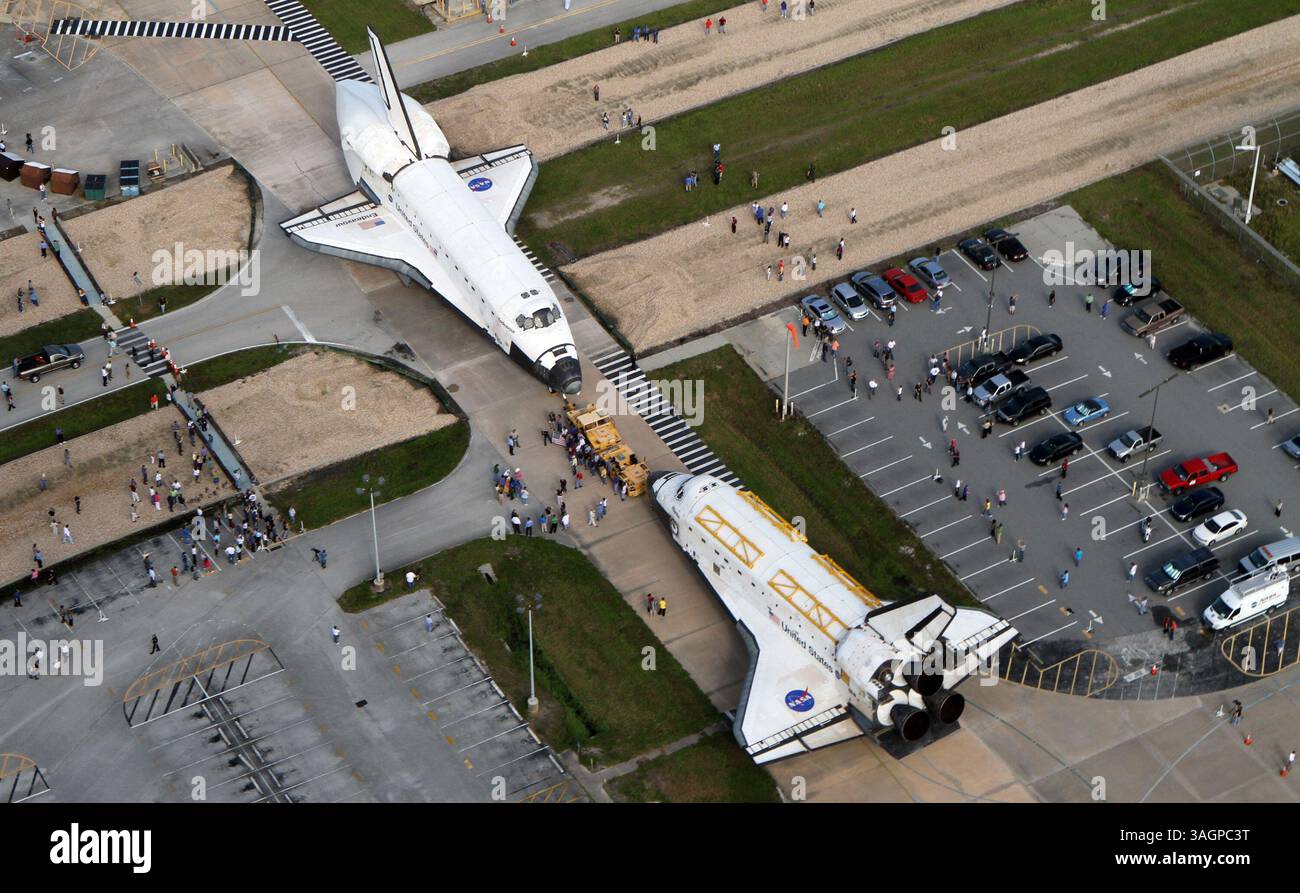16 agosto 2012 - Cape Canaveral, Florida, Stati Uniti - i lavoratori posano davanti a due navette spaziali, Endeavour, Left e Atlantis mentre le navette si incontrano naso a naso al Kennedy Space Center. (Immagine di credito: © Red Huber/Orlando Sentinel/MCT/ZUMAPRESS.com) Foto Stock