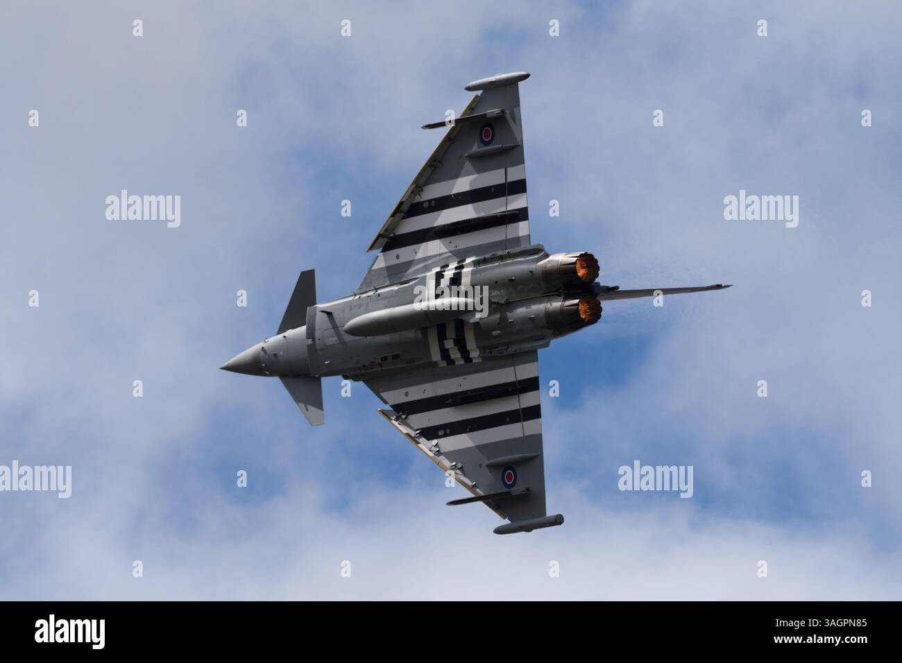 Royal International Air Tattoo, RAF Fairford, Regno Unito. 21 luglio '24. RAF Typhoon "Moggy" in mostra per la folla. Foto Stock