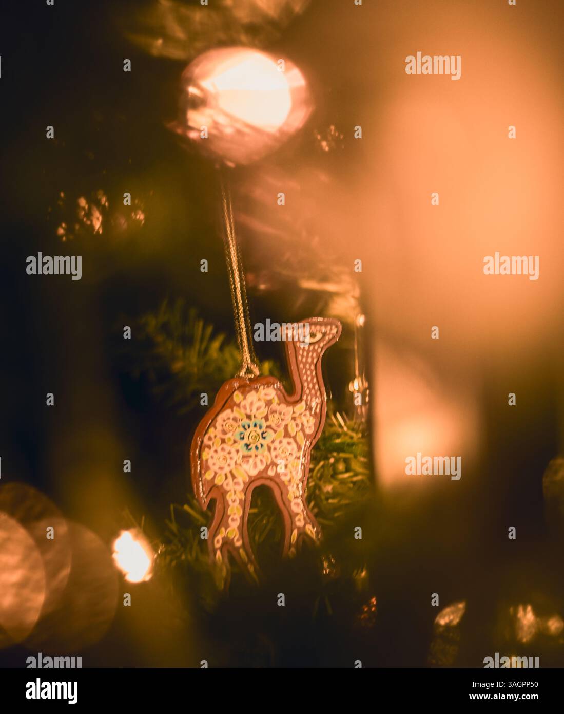 Ornametti natalizi orientali - cammello su un albero di Natale Foto Stock