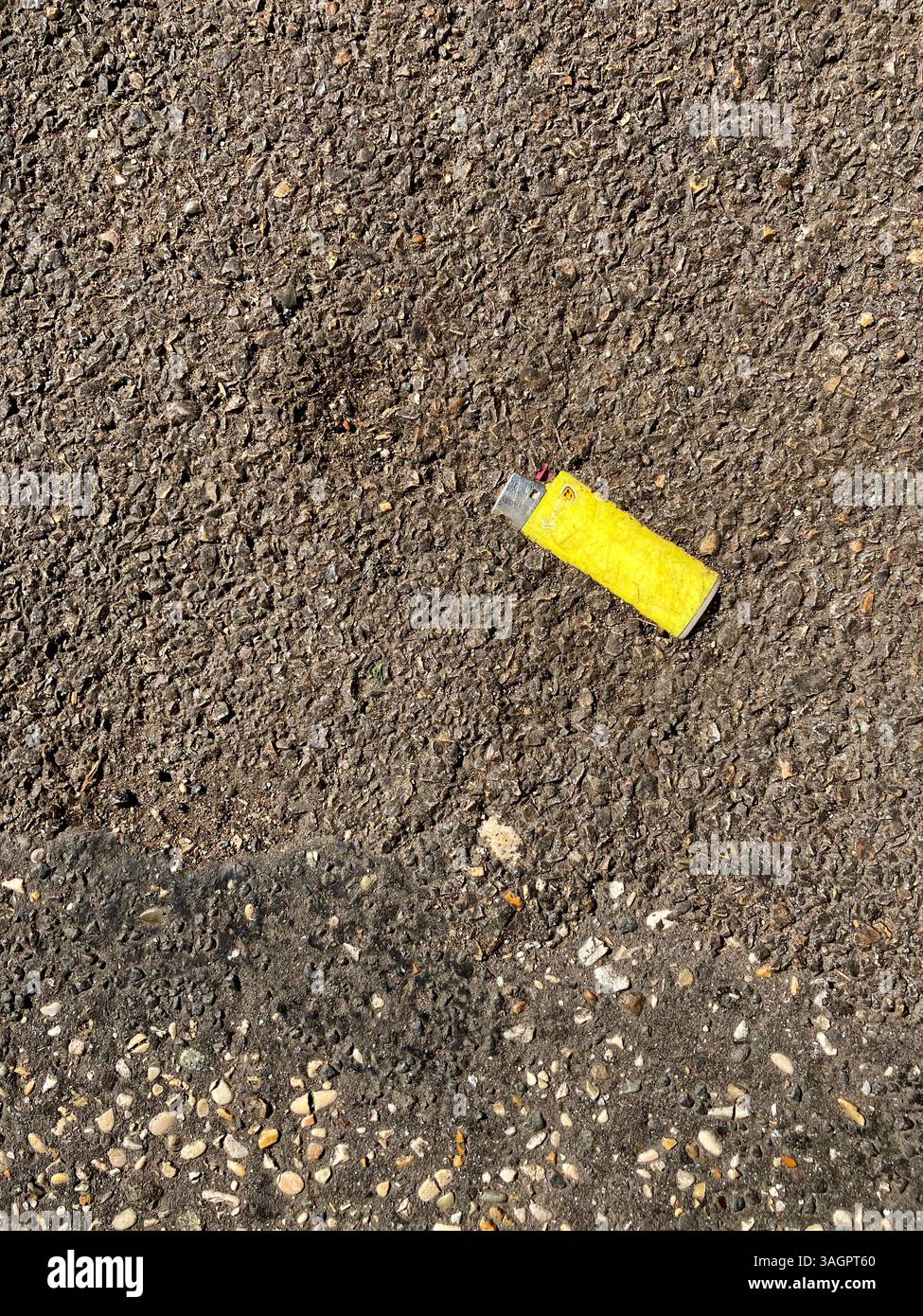 Primo piano di Lighter Embedded in Asphalt Street - Immagine stock catturata con smartphone