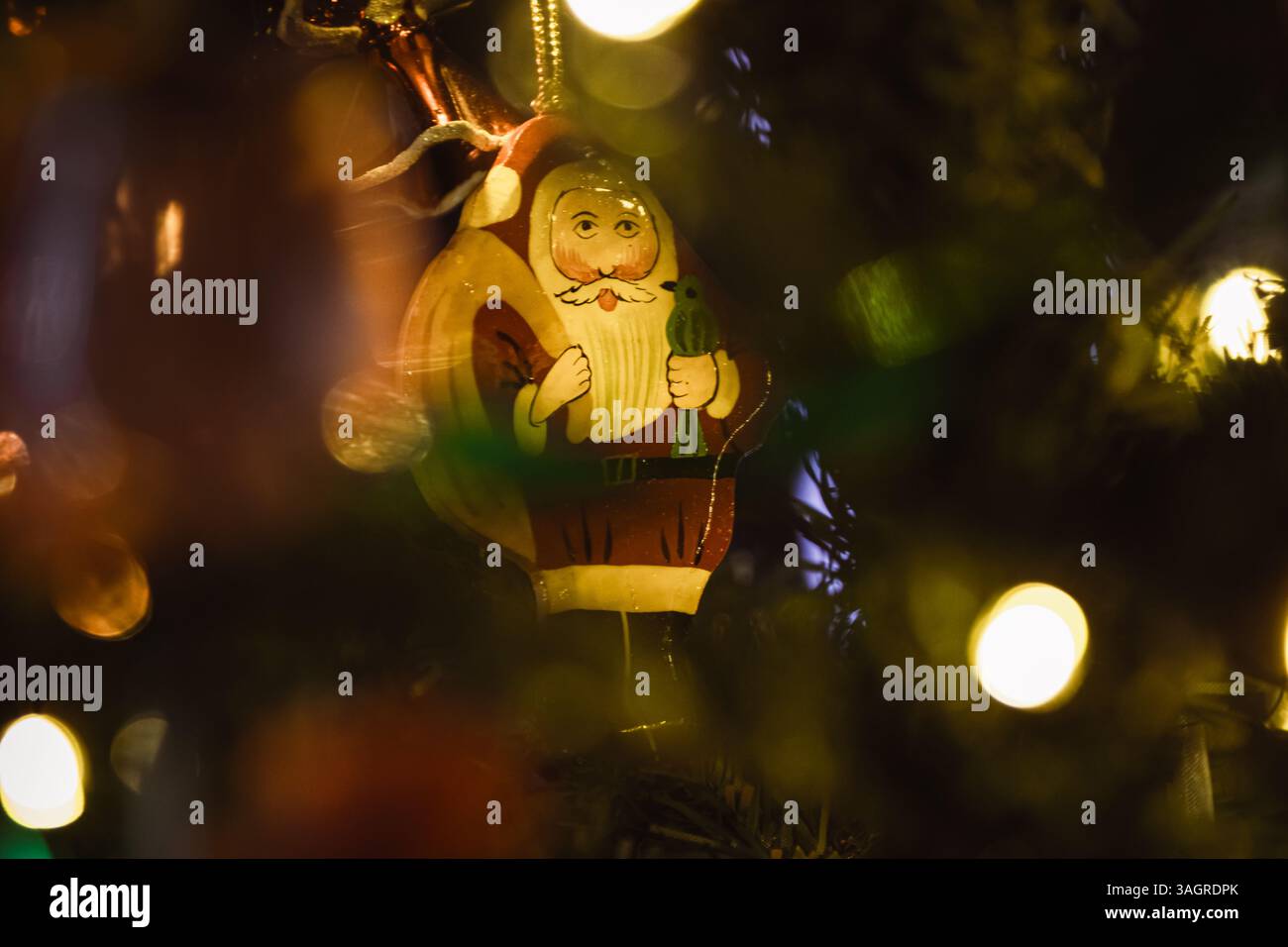 Ornamento orientale di Babbo Natale su un albero di Chrismas Foto Stock