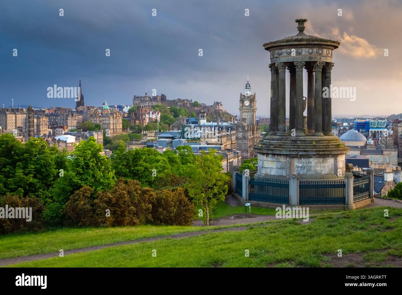 Vista del tramonto in primavera del centro di Edimburgo da Calton Hill. Edimburgo, Scozia, Regno Unito, Europa. Foto Stock