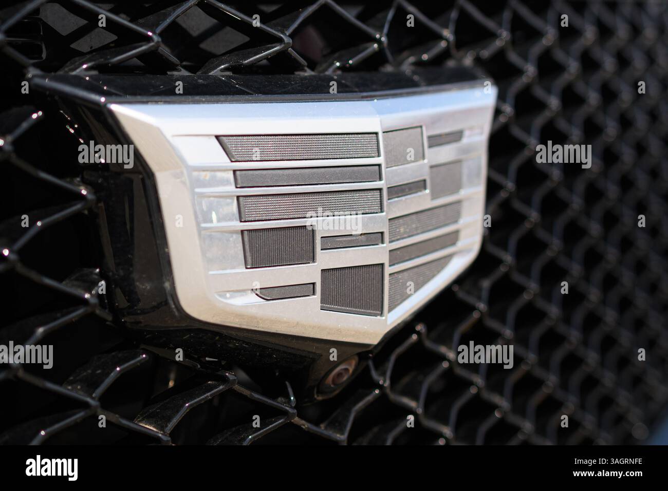 Logo di un veicolo Cadillac sulla parte anteriore dell'auto. Foto Stock