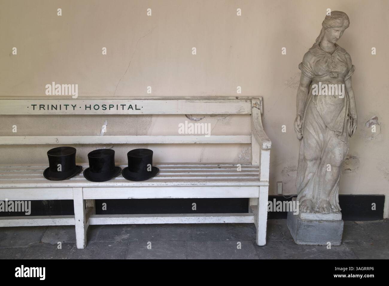 Cappelli in alto lasciati sulla panchina fuori dalla cappella del Trinity Hospital Almshouse, Greenwich. Gli uomini residenti prendono parte all'annuale servizio di ringraziamento della Visitation Court Day nella cappella di Almshouse. L'Almshouse è l'edificio più antico di Greenwich. Sud-est di Londra, Inghilterra anni '2019 2010 Regno Unito HOMER SYKES Foto Stock