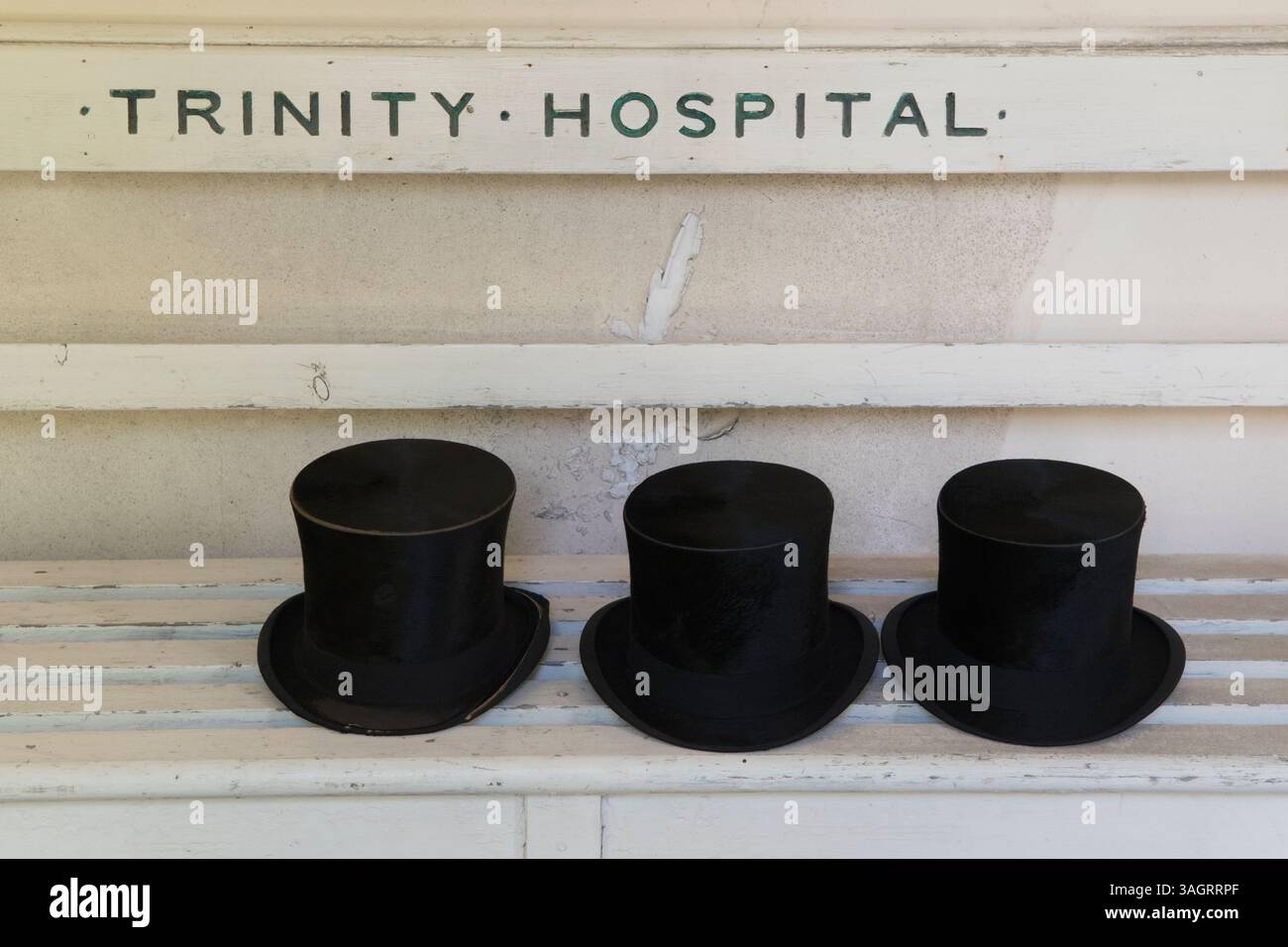 Cappelli in alto lasciati sulla panchina fuori dalla cappella del Trinity Hospital Almshouse, Greenwich. Gli uomini residenti prendono parte all'annuale servizio di ringraziamento della Visitation Court Day nella cappella di Almshouse. L'Almshouse è l'edificio più antico di Greenwich. Sud-est di Londra, Inghilterra anni '2019 2010 Regno Unito HOMER SYKES Foto Stock