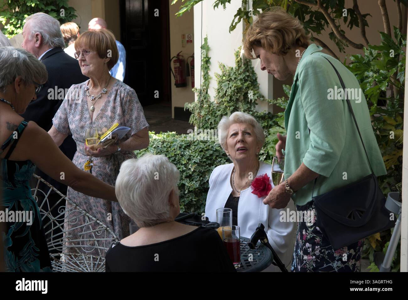 Gruppo di donne che parlano chiacchierando tra loro, classe media, mezza età. Greenwich. Sud-est di Londra, Inghilterra anni '2019 2010 Regno Unito HOMER SYKES Foto Stock
