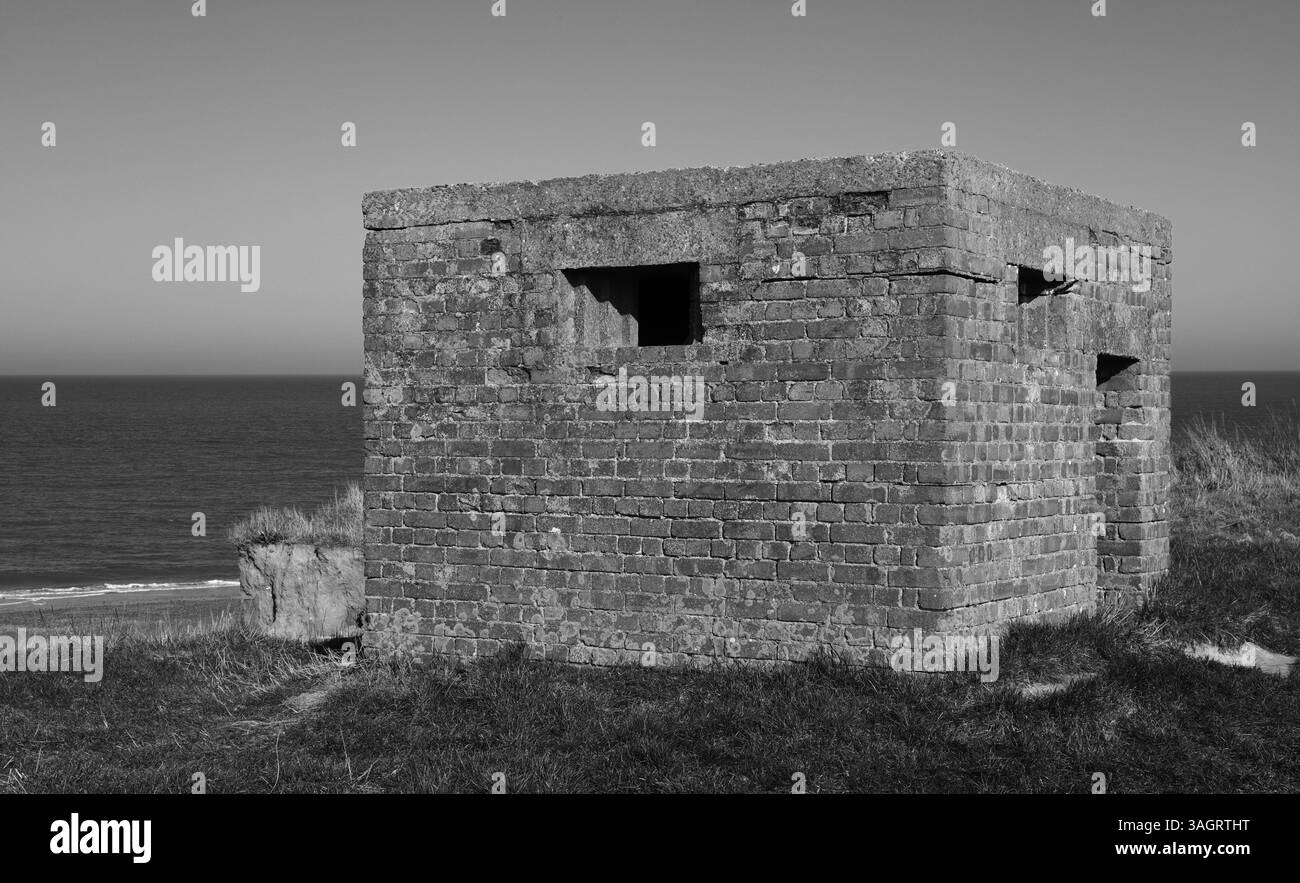 Un esempio di una pillola tipo 26 (FW3red bric/26) situata sulla sommità della scogliera sulla costa nord del Norfolk a Happisburgh, Norfolk, Inghilterra, Regno Unito. Foto Stock