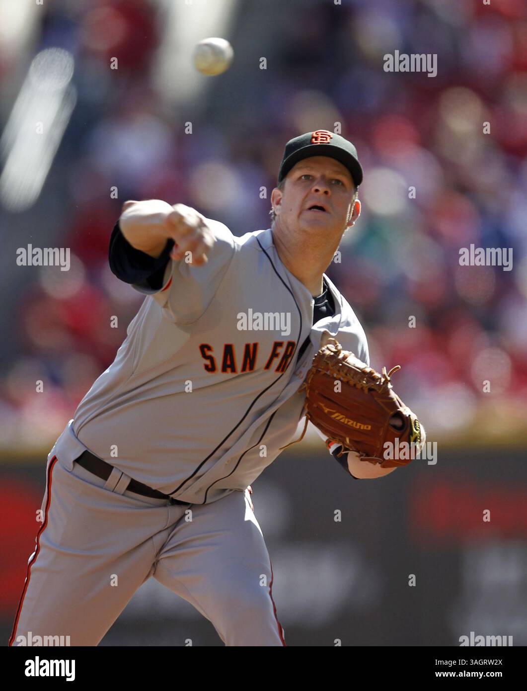 10 ottobre 2012 - Cincinnati, OH, USA - Matt Cain dei San Francisco Giants lancia contro i Cincinnati Reds nel primo inning di gara 5 della loro serie della National League Division a Cincinnati giovedì 11 ottobre 2012. (Immagine di credito: © Patrick Tehan/MCT/ZUMAPRESS.com) Foto Stock