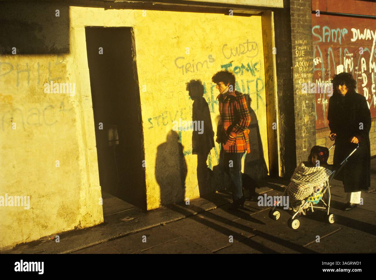 Criminalità privazione urbana povertà anni '1980 Regno Unito. Negozio all'angolo protetto della fortezza. Il negoziante ha messo in un muro di cemento dove una volta erano le finestre. Ora è presente un'apertura stretta per la porta che ha una porta in acciaio rinforzato in posizione quando l'officina è chiusa. Liverpool Inghilterra anni '1981 1980 Regno Unito HOMER SYKES. Foto Stock