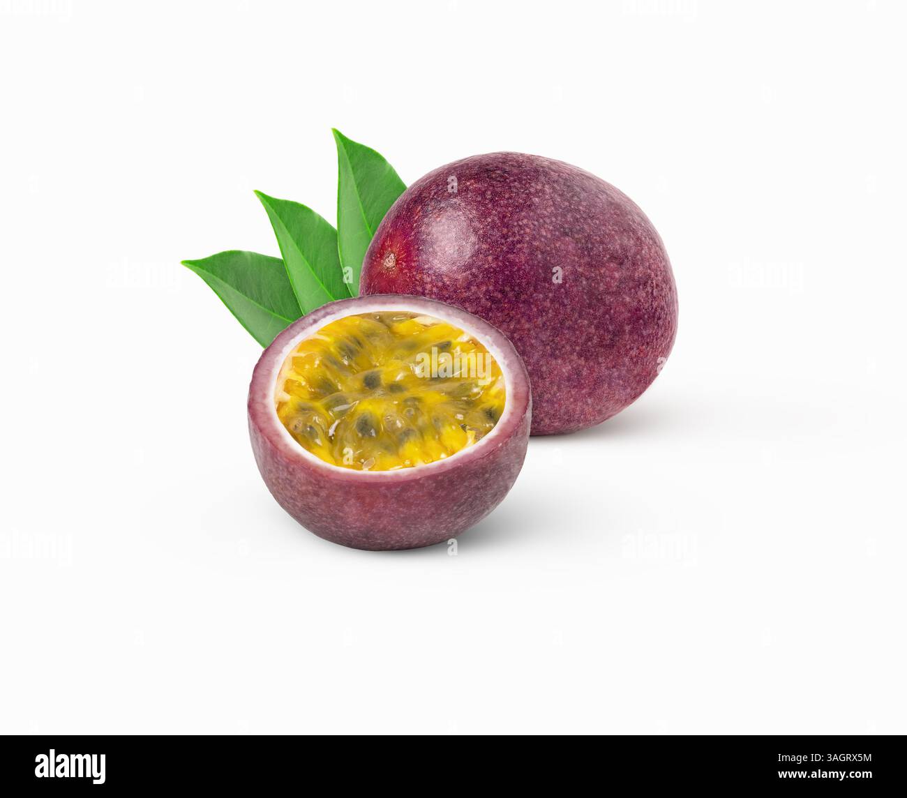 Frutta fresca isolata. Un maracuya e mezzo isolato. Granadilla e mezzo con le foglie. Foto Stock
