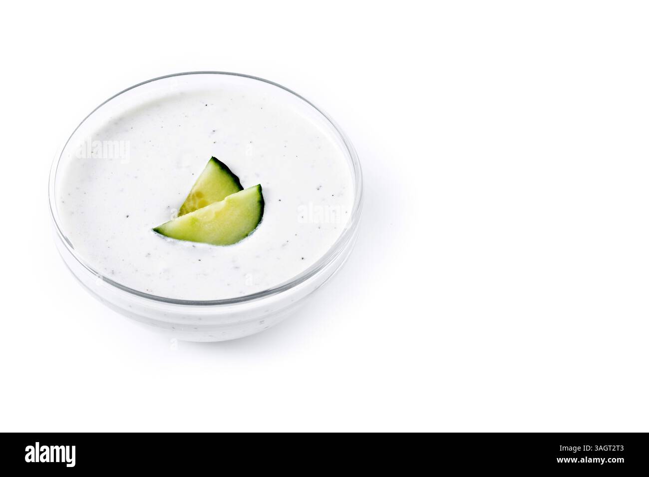 Salsa Tzatziki greca in una ciotola isolata su fondo bianco Foto Stock