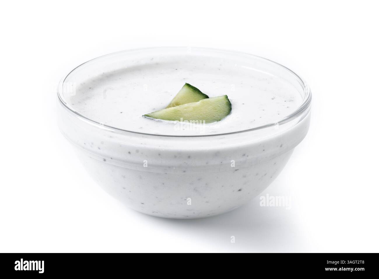 Salsa Tzatziki greca in una ciotola isolata su fondo bianco Foto Stock