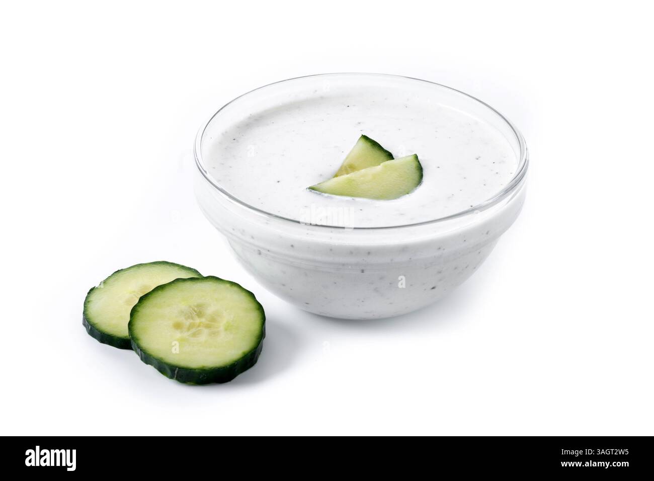 Salsa Tzatziki greca in una ciotola isolata su fondo bianco Foto Stock