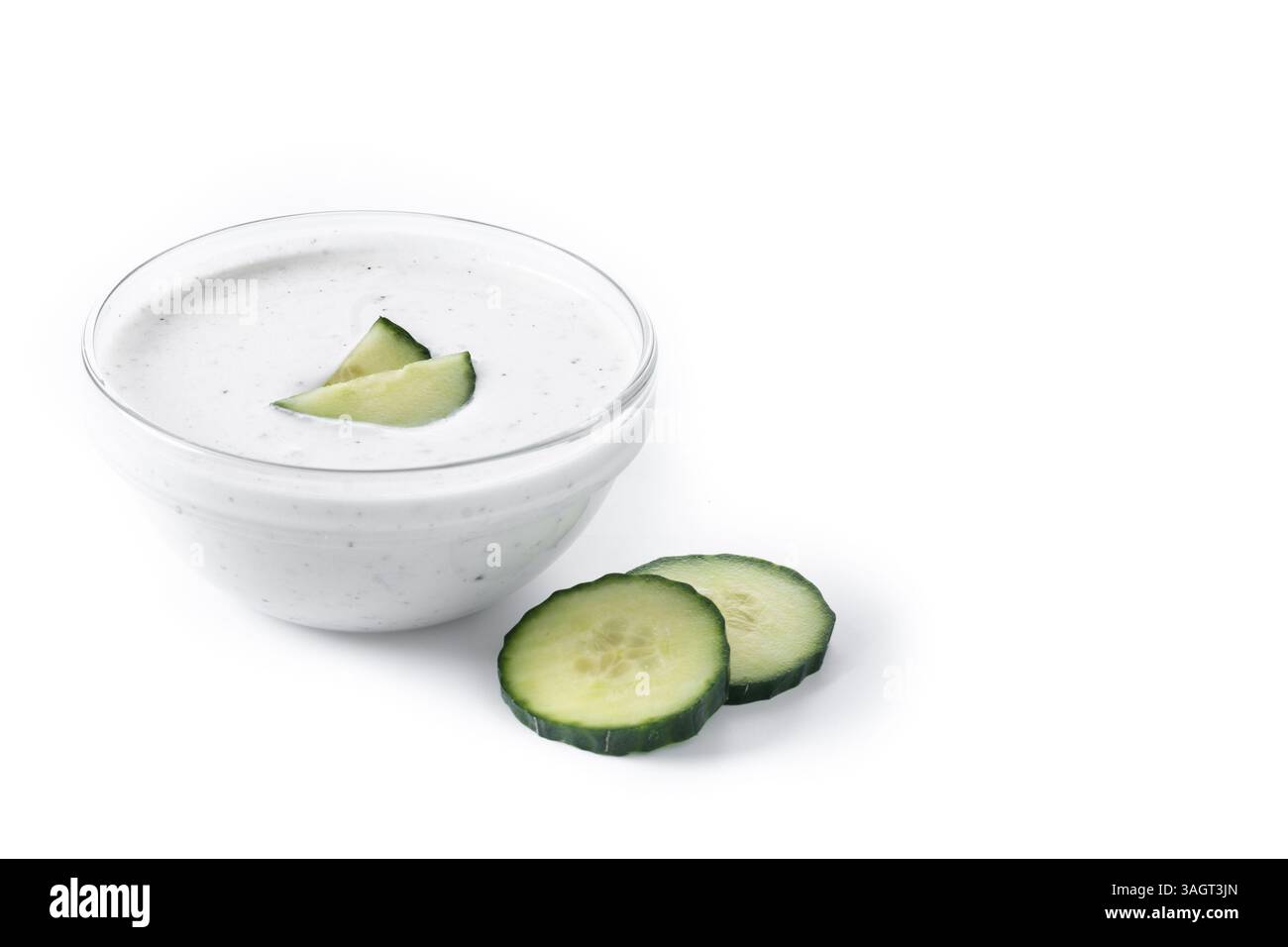 Salsa Tzatziki greca in una ciotola isolata su fondo bianco Foto Stock
