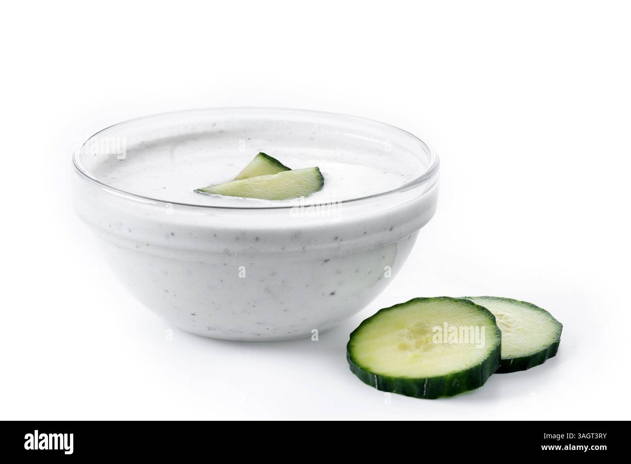 Salsa Tzatziki greca in una ciotola isolata su fondo bianco Foto Stock